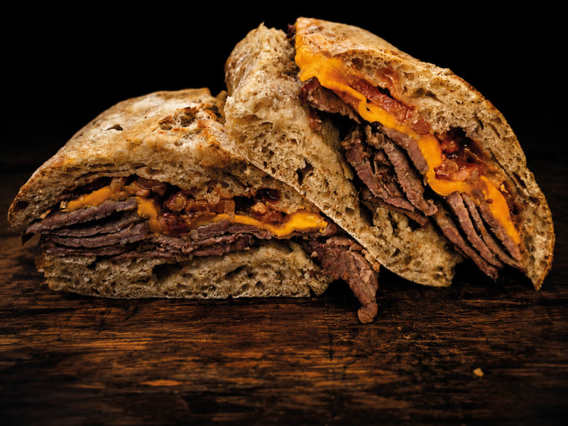 El Texano, sándwich de carne ahumada con cheddar y cebolla crispy